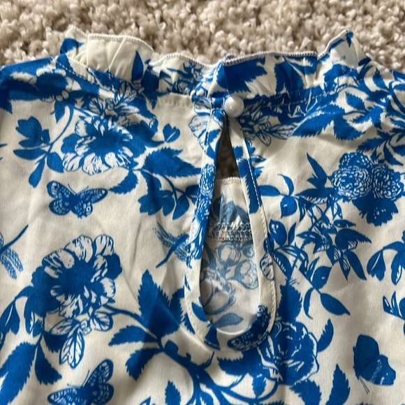 NWOT Floral Blue and White Women's Top - Picture 8 of 8